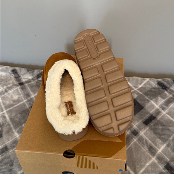 Koolaburra Tan Suede Slippers with Cream Lining - Picture 3 of 6